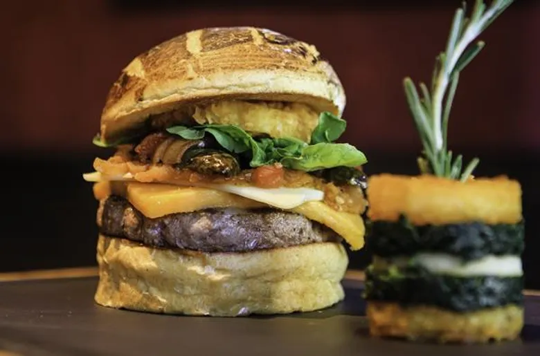 พลาดไม่ได้กับเบอร์เกอร์รางวัลชนะเลิศ Knockout Burger ที่ 25 Degrees