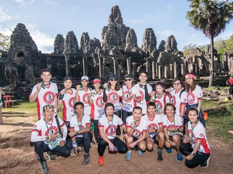 คุณสุวรรณา เอี่ยมพิกุล (แถวบน ที่ 5 จากขว...
