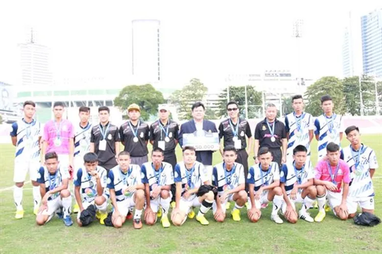 โรงเรียนสุรศักดิ์มนตรี คว้าแชมป์ การแข่งขันฟุตบอลนักเรียน 7 คน “แชมป์กีฬา 7 สี แชมเปียนคัพ 2017” รับทุนการศึกษา 300,000 บาท พร้อมถ้วยรางวัลเกียรติยศ