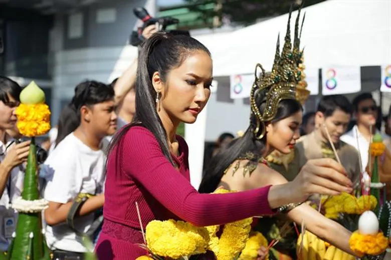 "ช่อง 8" บวงสรวง ละคร 2 รส "ฟิล์ม-ยีน" นำทีมฮา "พ่อปลาไหล" ฟาก "สมาร์ท-น้ำตาล" ดราม่าข้ามภพ ใน "สาปกระสือ"