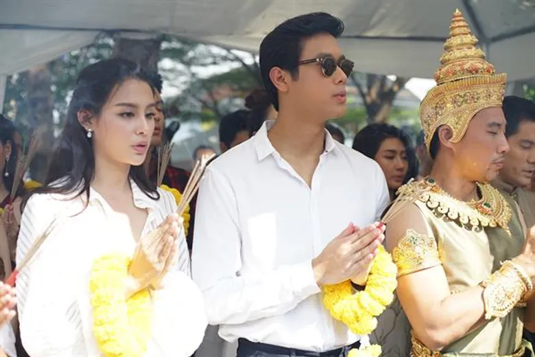 "ช่อง 8" บวงสรวง ละคร 2 รส "ฟิล์ม-ยีน" นำทีมฮา "พ่อปลาไหล" ฟาก "สมาร์ท-น้ำตาล" ดราม่าข้ามภพ ใน "สาปกระสือ"