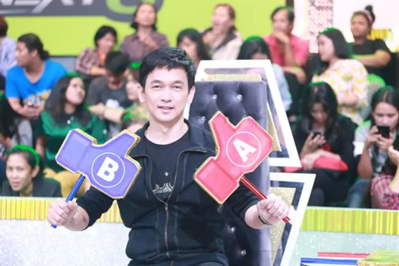 ทีวีไกด์: รายการ “กิ๊กดู๋สงครามเพลงเงาเสียง”  “พิ้งกี้-เจมส์ เรืองศักดิ์” ขอสู้ศึกเงาเสียง สวมวิญญาณนักร้องดัง ใครจะเหมือน ใครจะโดน(แป้ง)ลุ้นกันตัวโก่ง