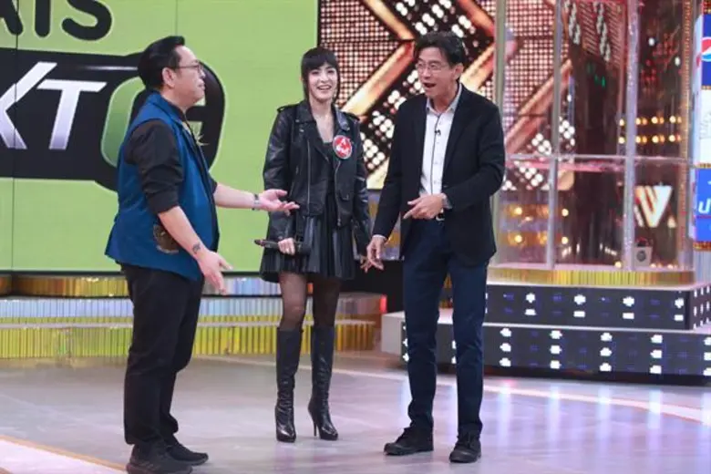 ทีวีไกด์: รายการ “กิ๊กดู๋สงครามเพลงเงาเสียง”  “พิ้งกี้-เจมส์ เรืองศักดิ์” ขอสู้ศึกเงาเสียง สวมวิญญาณนักร้องดัง ใครจะเหมือน ใครจะโดน(แป้ง)ลุ้นกันตัวโก่ง