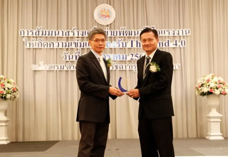 วิชัย โภคินวงศ์ (ซ้าย) รักษาการกรรมการผู้...