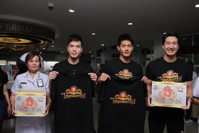 วาววา – เพื่อน – อาโป นำทัพนักแสดง ละคร “ไข่มุกมังกรไฟ” กว่า 10 ชีวิต ร่วมแสดงดนตรี กิจกรรม “มอบความรักลดความรุนแรง” รับบริจาคเงินช่วยเหลือเด็ก สตรี เยาวชน ที่ถูกกระทำรุนแรง
