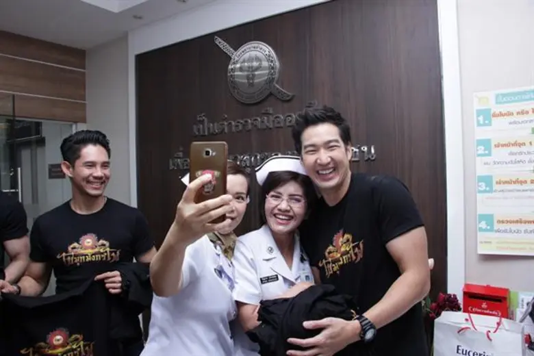วาววา – เพื่อน – อาโป นำทัพนักแสดง ละคร “ไข่มุกมังกรไฟ” กว่า 10 ชีวิต ร่วมแสดงดนตรี กิจกรรม “มอบความรักลดความรุนแรง” รับบริจาคเงินช่วยเหลือเด็ก สตรี เยาวชน ที่ถูกกระทำรุนแรง