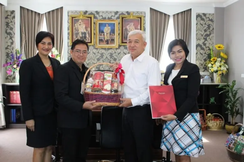 นายมนูญ วุฒิ ผู้จัดการทั่วไป(สองจากซ้าย)น...