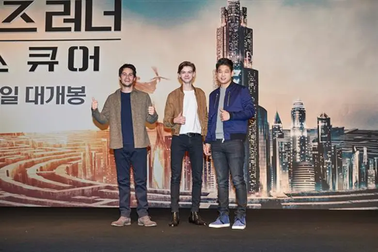 สามนักแสดง ดีแลน โอ'เบรียน, โทมัส โบรดี้-...