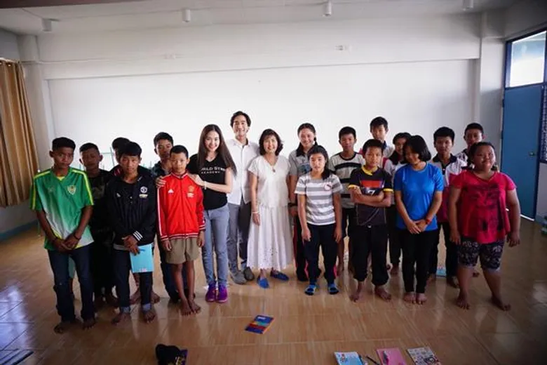 “แพม-ลิตา” นำเงินบริจาคการกุศล จัดซื้ออุปกรณ์การเรียน – สอนร้องเพลงให้เด็กด้อยโอกาส