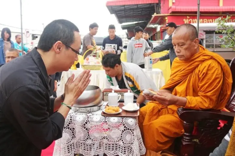 สี่มุมเมืองถวายการต้อนรับพระพยอมออกบิณฑบาตรจัดงานวันเด็ก’ ปี 61