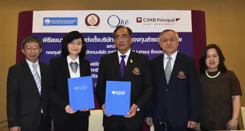 เรืออากาศเอก กนก ทองเผือก (กลาง) รองกรรมก...
