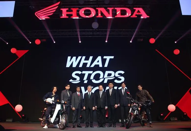 รถจักรยานยนต์ฮอนด้า เปิดศักราชประกาศ “WHAT STOPS YOU? มุ่งไป อย่าให้อะไรมาหยุด” มุ่งไปสู่ความท้าทายเปิดมิติใหม่ตลาดรถจักรยานยนต์ไทย ประเดิมเปิดตัว 2 รุ่นใหม่ Super Cub และ CB300R