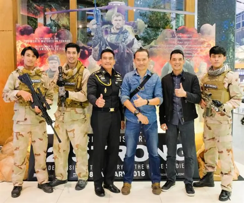 Movie Guide: ผู้พันเบิร์ด - ก็อต จิรายุ - ชิน ชินวุฒิ ยกทัพคนดังแถวหน้า ประเดิมแอคชั่น-สงครามฟอร์มยักษ์ “12 STRONG” รอบแรกระอุเมืองไทย
