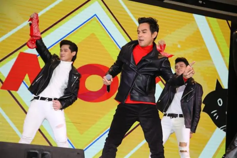 อุ่นเครื่อง... “มอส” กอดคอ “ทาทา” จัดเต็ม แดนซ์สนั่นห้าง แถลง “20 ปี มอส-ทา คอนเสิร์ต”