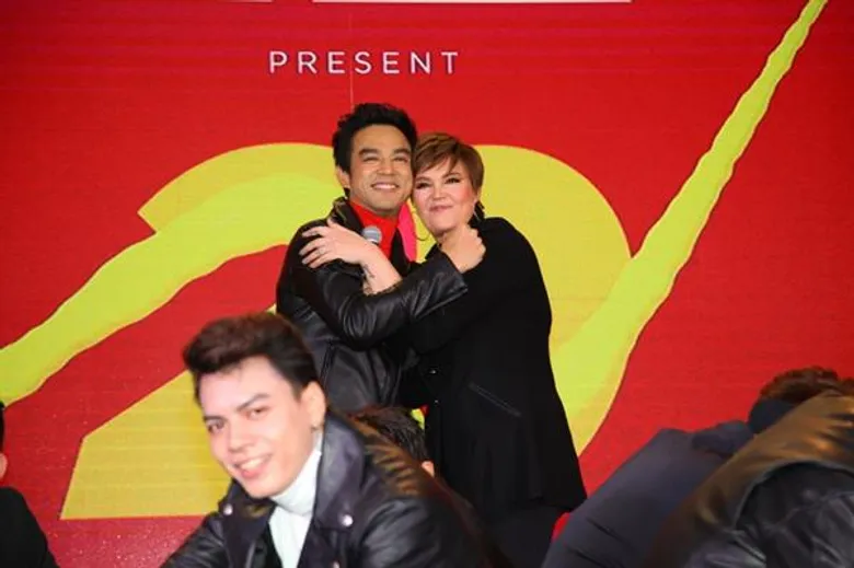 อุ่นเครื่อง... “มอส” กอดคอ “ทาทา” จัดเต็ม แดนซ์สนั่นห้าง แถลง “20 ปี มอส-ทา คอนเสิร์ต”