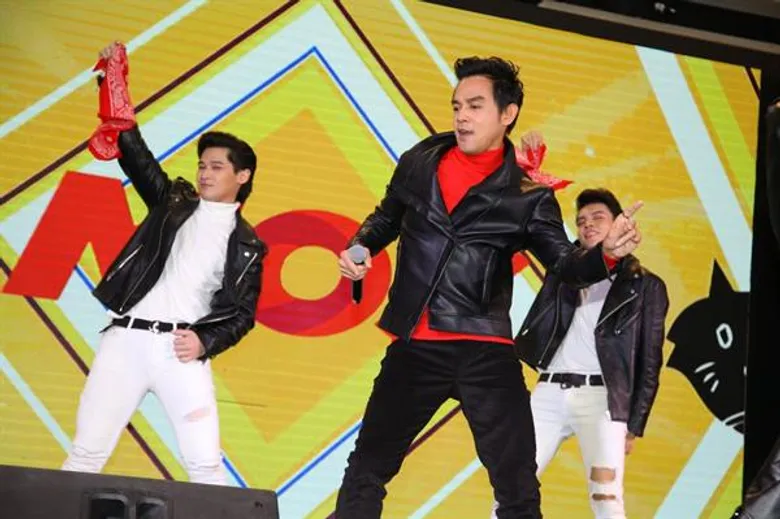 อุ่นเครื่อง... “มอส” กอดคอ “ทาทา” จัดเต็ม แดนซ์สนั่นห้าง แถลง “20 ปี มอส-ทา คอนเสิร์ต”