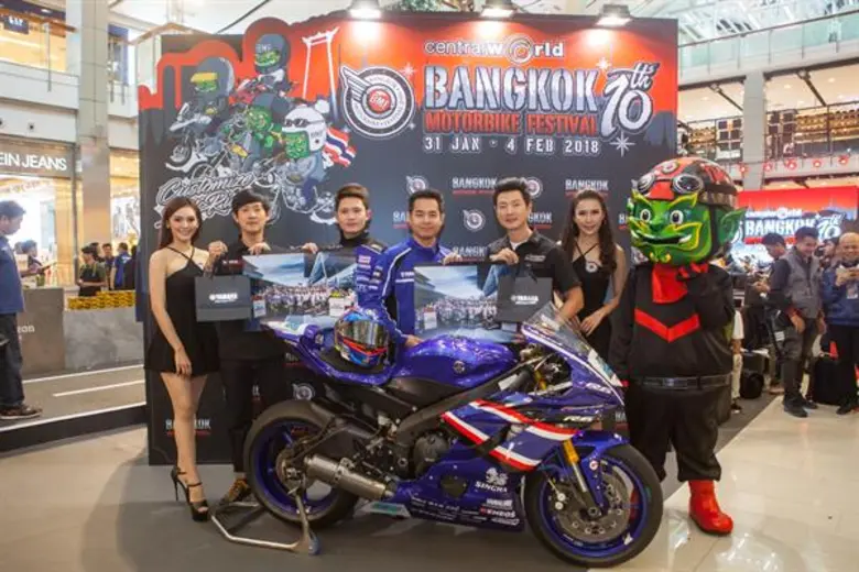 นายสกนธ์ณัฐ ธรรมนิติเวทย์ (คนกลาง) ผู้จัด...