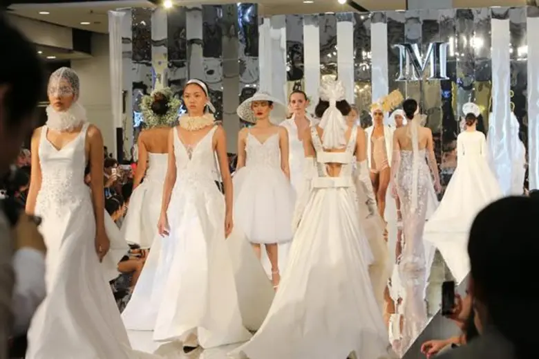 เลอค่า! เปิดตัวแบรนด์ “MIRROR MIRROR BANGKOK” ครั้งแรก แฟชั่นโชว์คอลเลกชั่นชุดเจ้าสาวสุดหรู แรงบันดาลใจจากเทพนิยายดัง