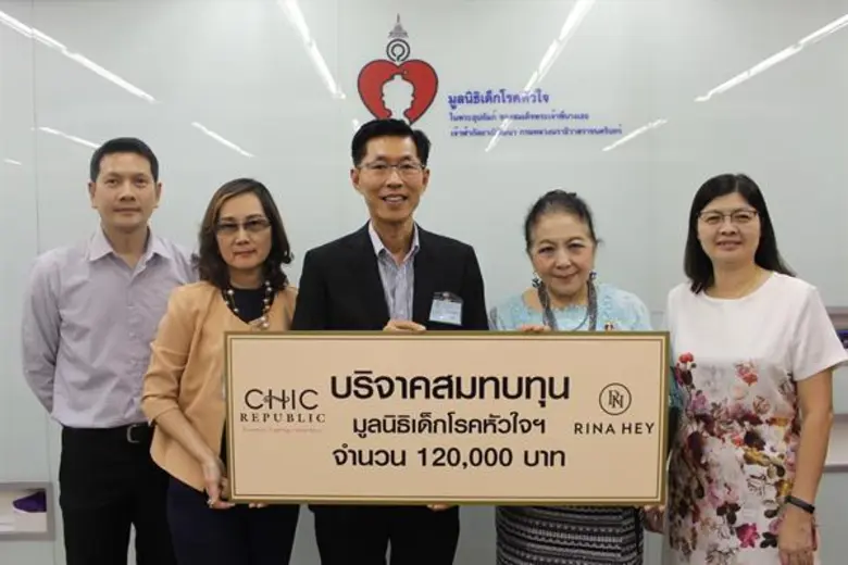 นายกิจจา ปัทมสัตยาสนธิ (ยืนกลาง) กรรมการผ...