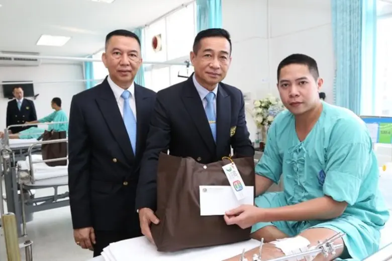 ททบ. เลี้ยงอาหารกลางวันและมอบเงินช่วยเหลือ ให้แก่ทหารที่บาดเจ็บและเจ็บป่วยจากการปฏิบัติหน้าที่ ณ โรงพยาบาลพระมงกุฎเกล้า