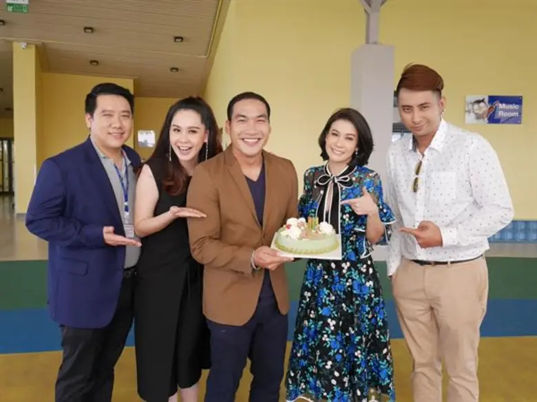 ยิ้มแก้มบานด้วยอารมณ์ปลื้มปริ่ม สำหรับ "บ...