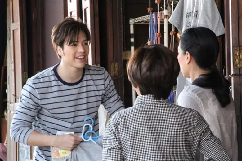 แม็ค-วีรคณิศร์ พระเอกขี่ม้าขาว!!! ช่วยเก็บของหลังพายุฝนกระหน่ำร้าน กบ-ปภัสรา ในละคร “แม่สื่อจอมป่วน”