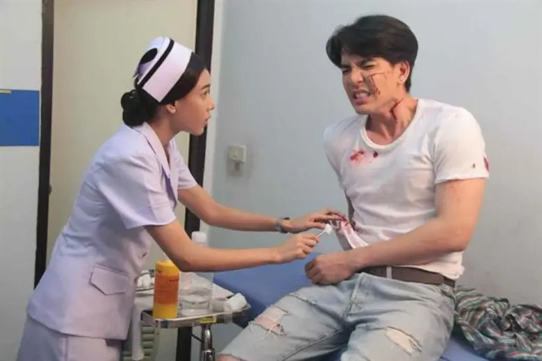 “ตูน” สวมวิญญาณพยาบาลสาว จิตใจดี คู่ใจตัวจริง “มือปราบเหยี่ยวดำ”