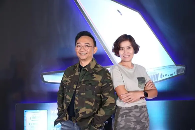 นายอโณทัย เวทยากร (ซ้าย) รองประธานบริหาร ...