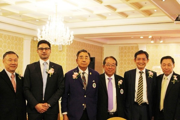 นายเคียวซุเกะ ซาซากิ (ที่ 2 จากขวา ) ประธ...