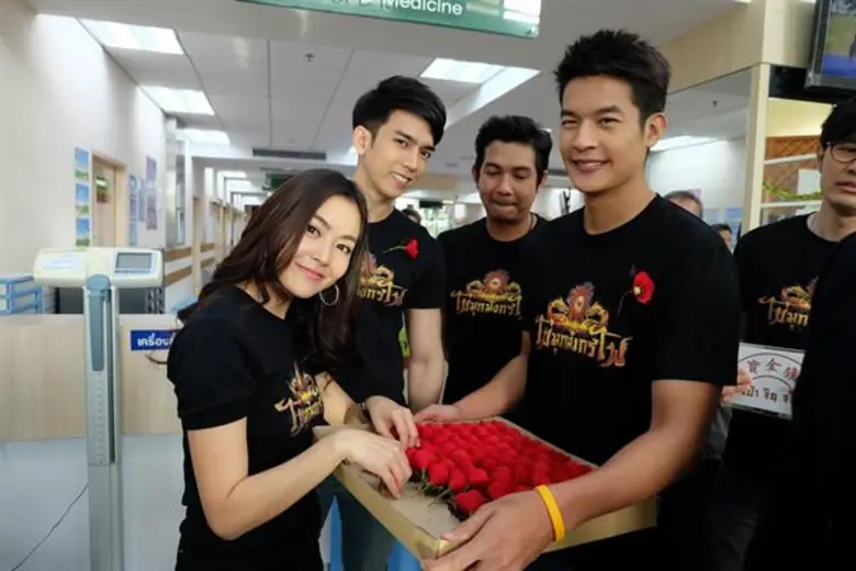 “เป่า จิน จง” ยกทัพนักแสดง ร่วมมอบสุขแด่ทหารกล้า รับวันดอกป๊อปปี้บาน ในกิจกรรม “ไข่มุกมังกรไฟ ส่งกำลังใจด้วยเสียงเพลง”