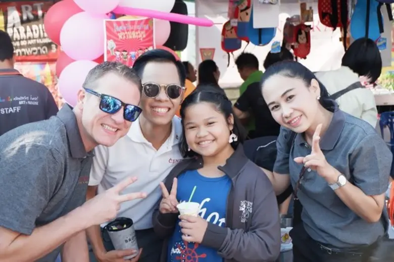 คณะผู้บริหารและพนักงานจากโรงแรมเซ็นทารา พ...