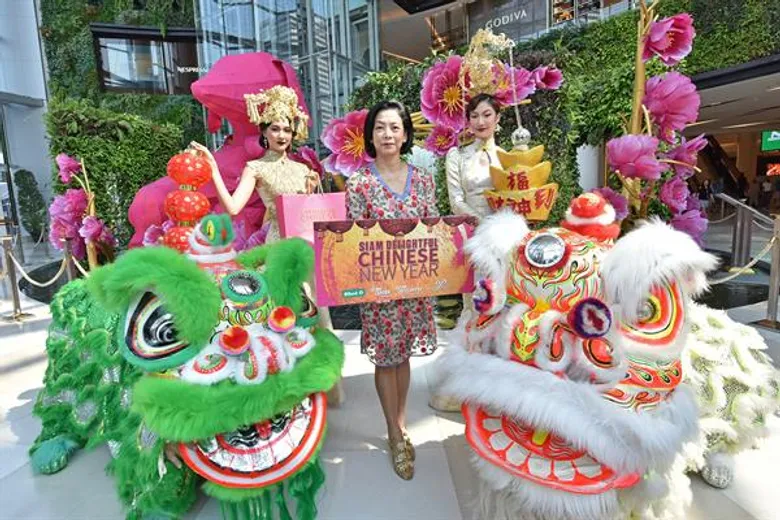 สยามพิวรรธน์รวมพลัง “วันสยาม” ทุ่มงบกว่า 50 ล้านบาท จัดงาน “สยาม ดีไลท์ฟูล ไชนีส นิว เยียร์” ฉลองตรุษจีนยิ่งใหญ่ พร้อมส่งแคมเปญโปรโมชั่นดึงดูดนักช้อปไทยและเทศ เปิดประสบการณ์มิติใหม่ผ่านเทคโนโลยีอันล้ำสมัย