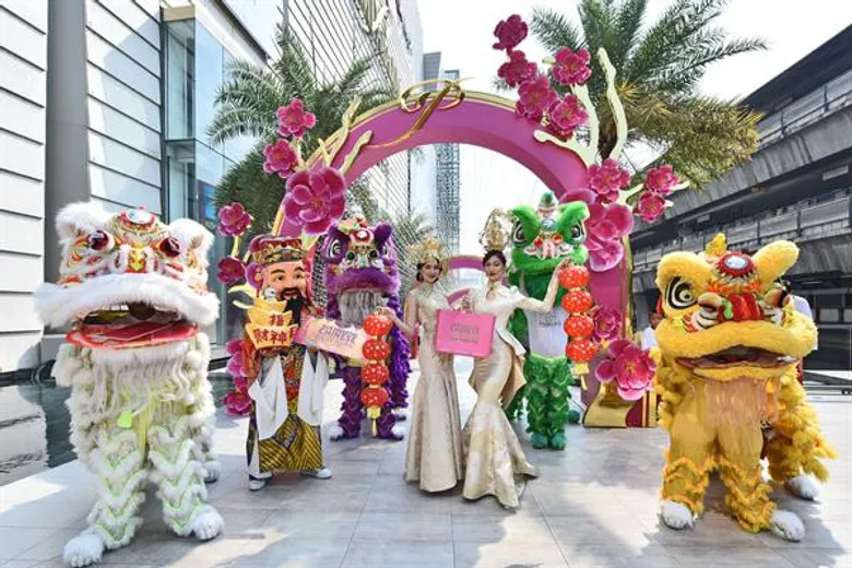 สยามพิวรรธน์รวมพลัง “วันสยาม” ทุ่มงบกว่า 50 ล้านบาท จัดงาน “สยาม ดีไลท์ฟูล ไชนีส นิว เยียร์” ฉลองตรุษจีนยิ่งใหญ่ พร้อมส่งแคมเปญโปรโมชั่นดึงดูดนักช้อปไทยและเทศ เปิดประสบการณ์มิติใหม่ผ่านเทคโนโลยีอันล้ำสมัย