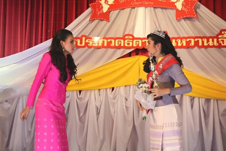 เกรซ-พัชร์สิตา จัดเต็มชุดสวมชุด-รำฉุยฉาย!!! ฝน-ณธิดา ชี้แพ้ชวนตีกระชากมงกุฎจากหัวเกรซ ในละคร “แม่สื่อจอมป่วน”