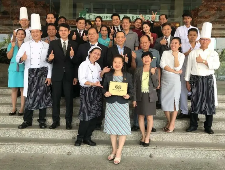 ฝ่ายบริหาร และพนักงาน โรงแรมเจ้าพระยาปาร์...