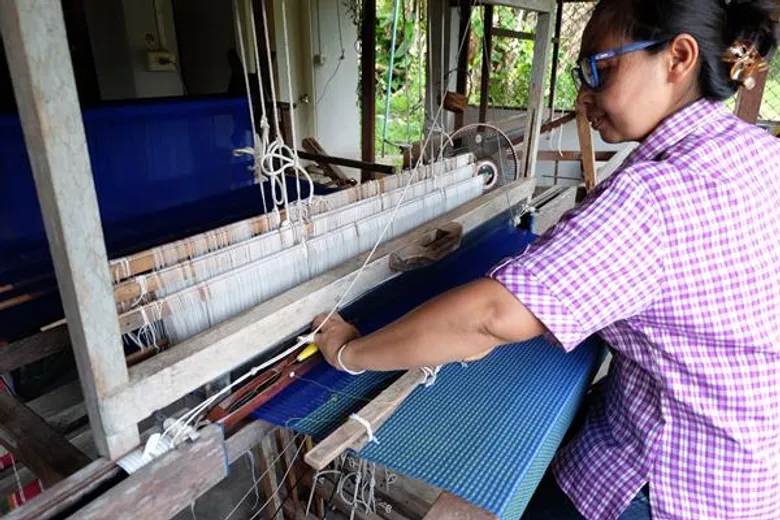 ไปรษณีย์ไทย ยกระดับสินค้าเอกลักษณ์ท้องถิ่น “ผ้าทอเกาะยอ” จ.สงขลา เดินหน้าโครงการไปรษณีย์ไทย...เพื่อแผ่นดินธรรม แผ่นดินทอง ปั้นแบรนด์ "ยอทอมือ" พร้อมส่งทั่วไทยผ่านไปรษณีย์