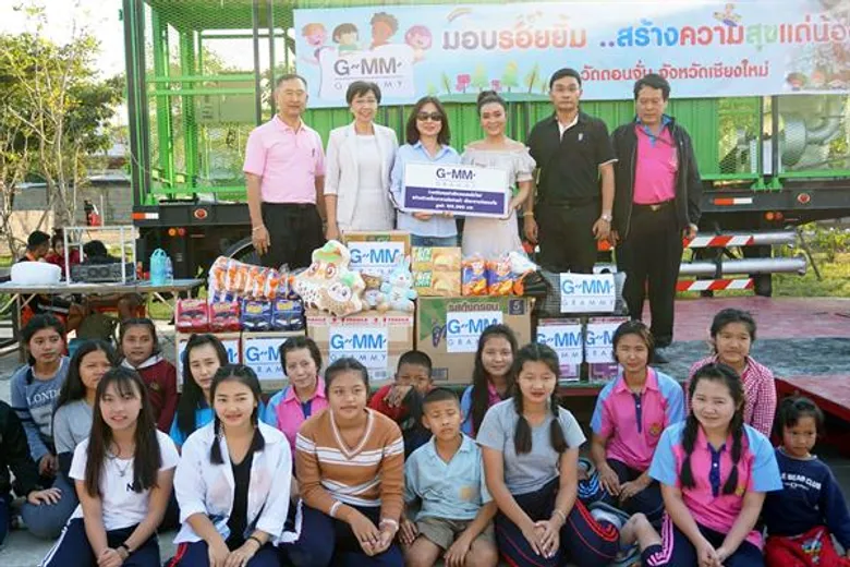 ลุลา ขึ้นเหนือนำทีมแกรมมี่ ทำบุญเลี้ยงอาหารเด็กกำพร้าวัดดอนจั่น