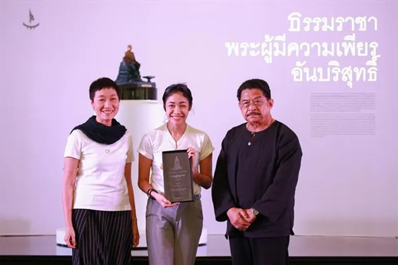 มอบผลงานประติมากรรม"ธรรมราชาพระผู้มีความเพียรอันบริสุทธิ์"แก่ผู้สั่งจอง