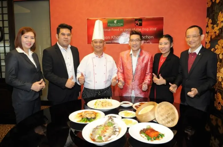 อภิรัฐ ภารพบ ผู้จัดการทั่วไป พร้อมด้วย ชาตรี นุ้ยปร...