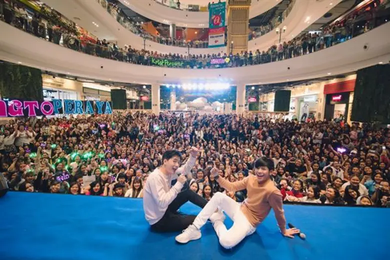 “คริส-สิง” ส่งต่อความจิ้น บุกเทอร์มินอล 21 โคราช ห้างแทบแตก!