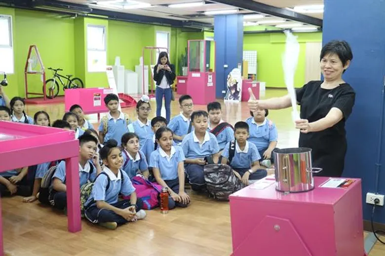 โรงเรียนมาร์มาร่าจินดามณี พัฒนาทักษะนักวิทย์รุ่นเยาว์ เปิดโลกการเรียนรู้มหัศจรรย์แห่งแสงสี ที่ Nanmeebooks Learning Center