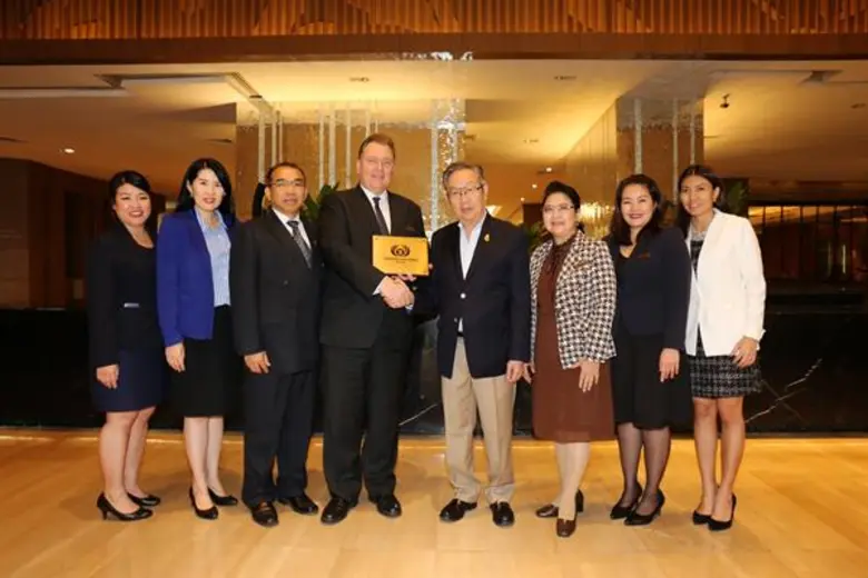 สุทธิเกียรติ จิราธิวัฒน์ (คนที่ 5 จากซ้าย...