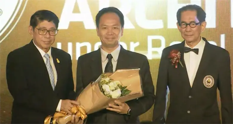 นายสุทธิรักษ์ เสถียรภาพอยุทธ์ (คนกลาง) กรรมการผู้จั...