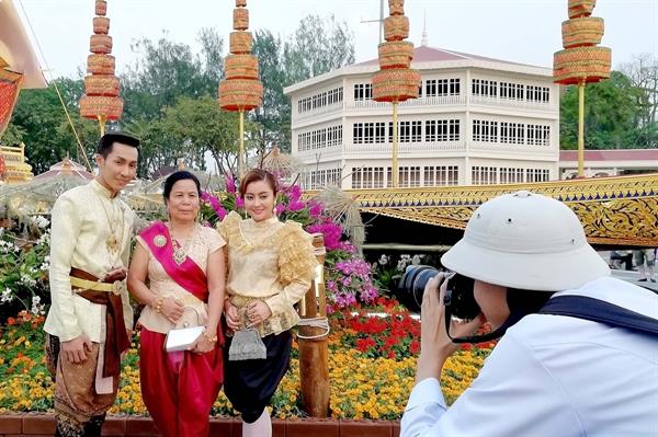 ศิลปินแกรมมี่เชิญชวนแต่งชุดไทยย้อนยุค ร่วมงาน “อุ่นไอรัก คลายความหนาว” ณ พระลานพระราชวังดุสิต และสนามเสือป่า