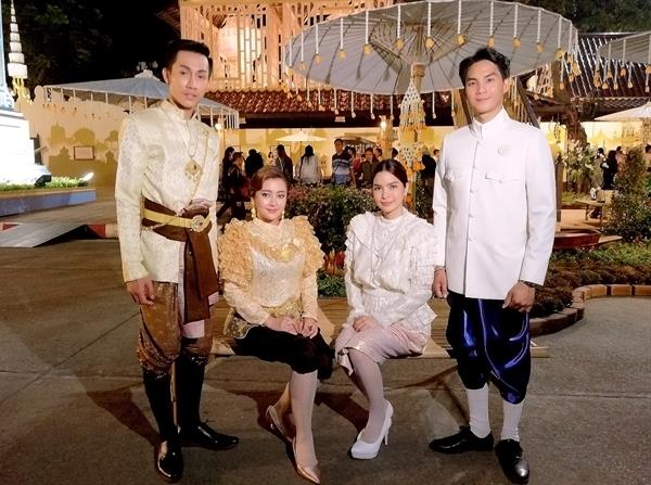 ศิลปินแกรมมี่เชิญชวนแต่งชุดไทยย้อนยุค ร่วมงาน “อุ่นไอรัก คลายความหนาว” ณ พระลานพระราชวังดุสิต และสนามเสือป่า