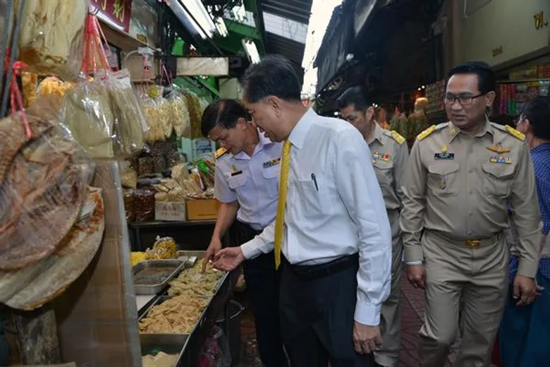 “กฤษฎา” ลุยตลาดเยาวราชย้ำความมั่นใจคุณภาพสินค้าเกษตรปลอดภัย พร้อมสั่งทุกหน่วยงานในสังกัดลงพื้นที่ตรวจตลาดสดแบบบูรณาการช่วงตรุษจีนต่อเนื่อง