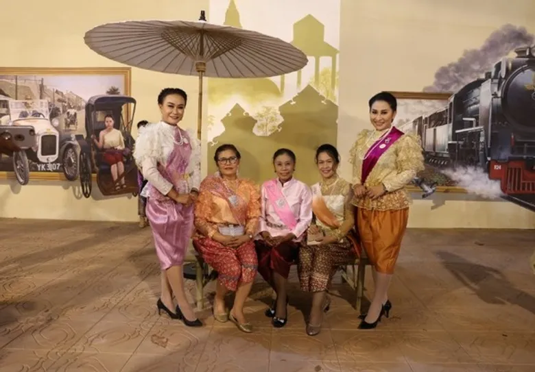 งามอย่างไทย ลาล่า-ลูลู่-แนน-โบว์ลิ่ง ชวนแต่งชุดย้อนยุค เที่ยวงาน“อุ่นไอรัก คลายความหนาว”