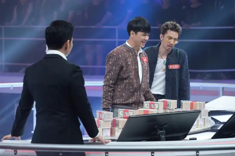 ทีวีไกด์: รายการ “The Money Drop ไทยแลนด์” “นิกกี้ ณฉัตร” ฟอร์มทีม “พิธีกรชายฝีปากเก่ง”ลับสมอง พิชิตเงิน 2 ล้าน!!! ใน “The Money Drop ไทยแลนด์...เล่นเป็นหมู่”