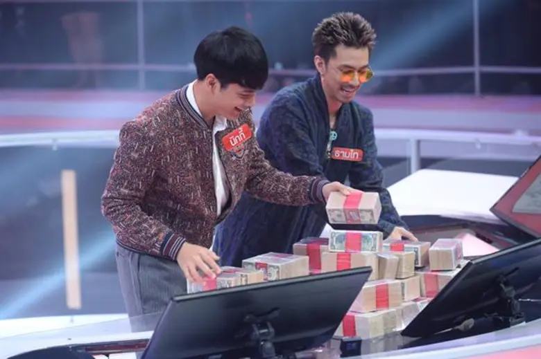ทีวีไกด์: รายการ “The Money Drop ไทยแลนด์” “นิกกี้ ณฉัตร” ฟอร์มทีม “พิธีกรชายฝีปากเก่ง”ลับสมอง พิชิตเงิน 2 ล้าน!!! ใน “The Money Drop ไทยแลนด์...เล่นเป็นหมู่”