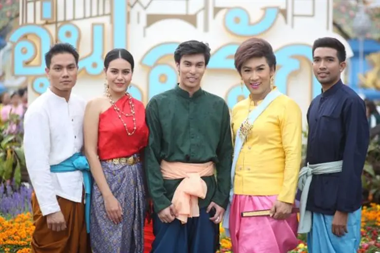 ชายแฮ็คส์ สุทธา ควง ฮอน-ฐากร ผู้จัดละคร พร้อมนักแสดง “ไกรทอง” ร่วมสืบสานตำนานไทยในงาน “อุ่นไอรัก คลายความหนาว”